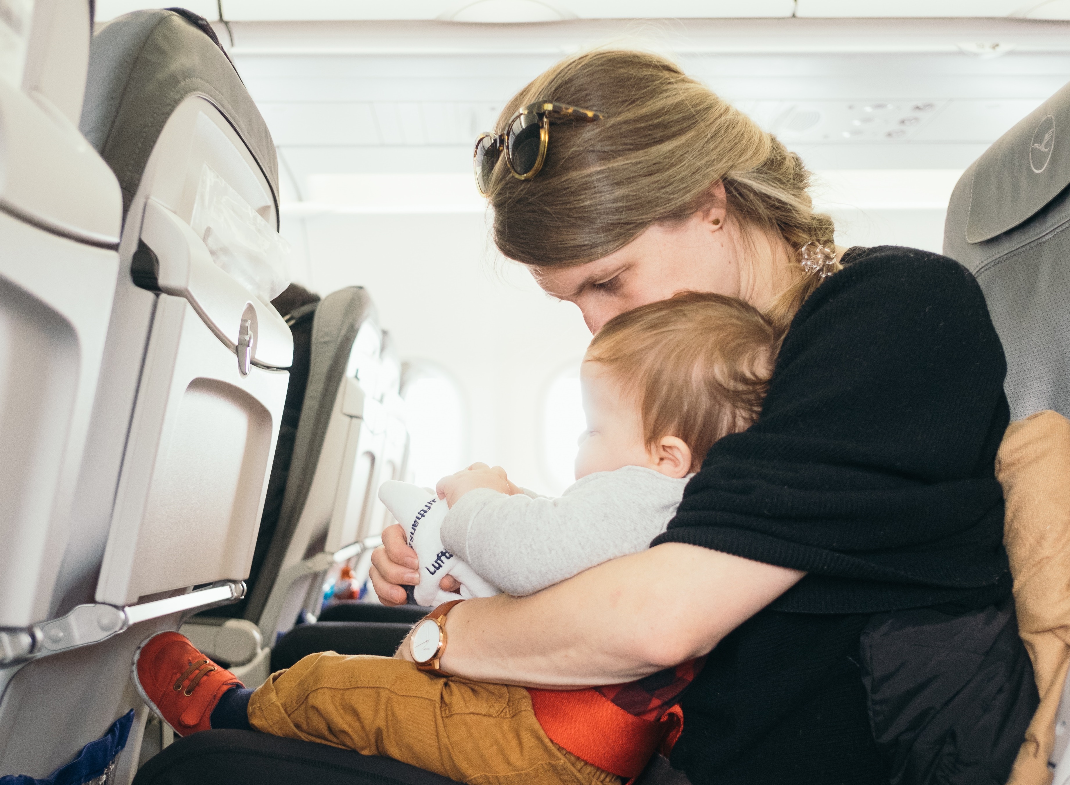 Можно ли игрушки в самолет. Пассажиры с детьми в самолете. Самолет для детей. Путешествие на самолете для детей. Места для детей в самолете.