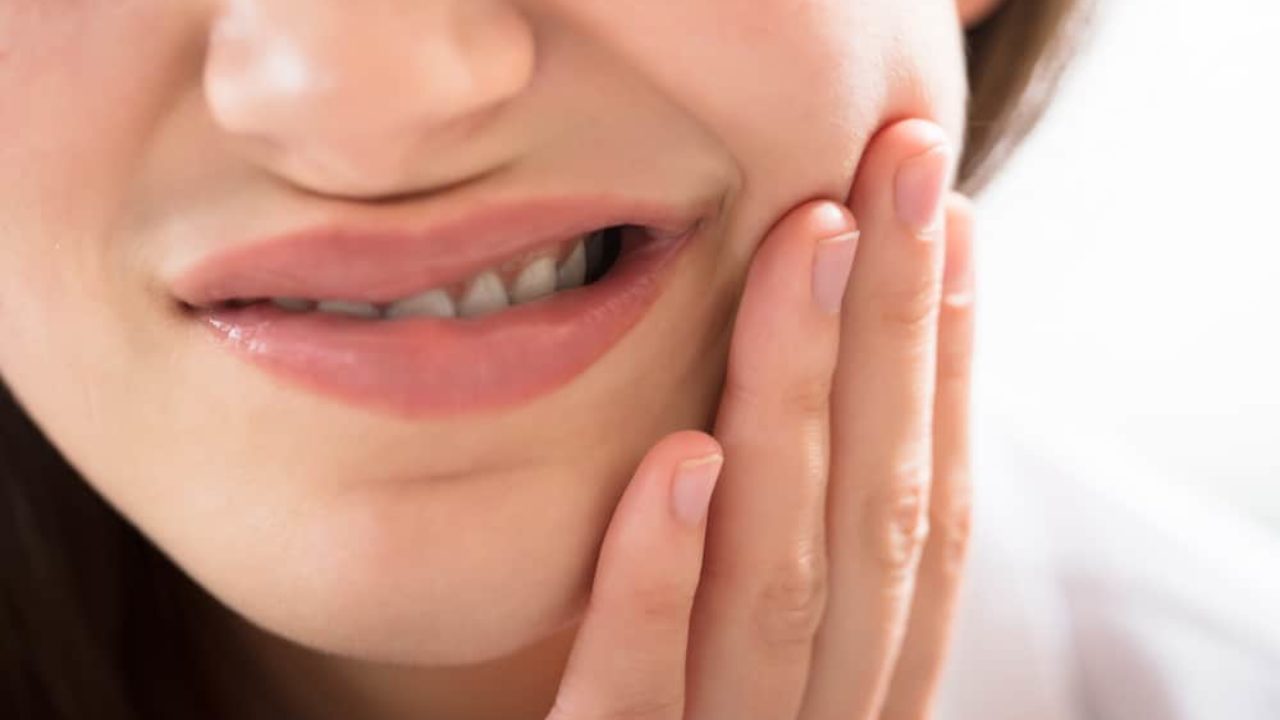 Cara mengatasi bau mulut karena gigi berlubang