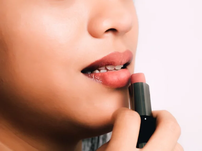 7 Tips Memakai Lipstik Matte Agar Bibirmu Tidak Terlihat Kering