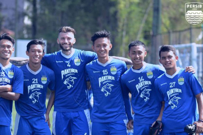 Berikut ini merupakan pemain belakang PERSIB Bandung, kecuali..