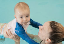 Ajarkan bayi berenang