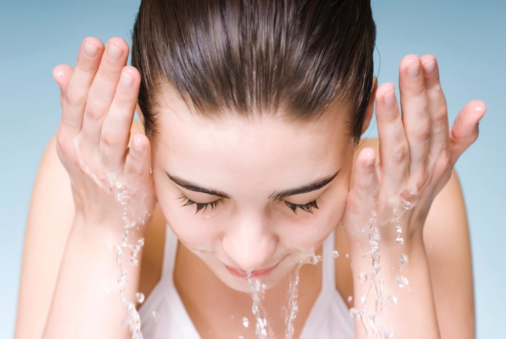 Wajah glowing dengan double cleansing