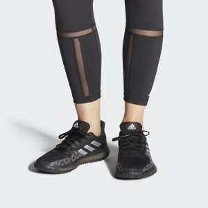 Adidas Trainer FitBoost Primeblue olahraga di rumah