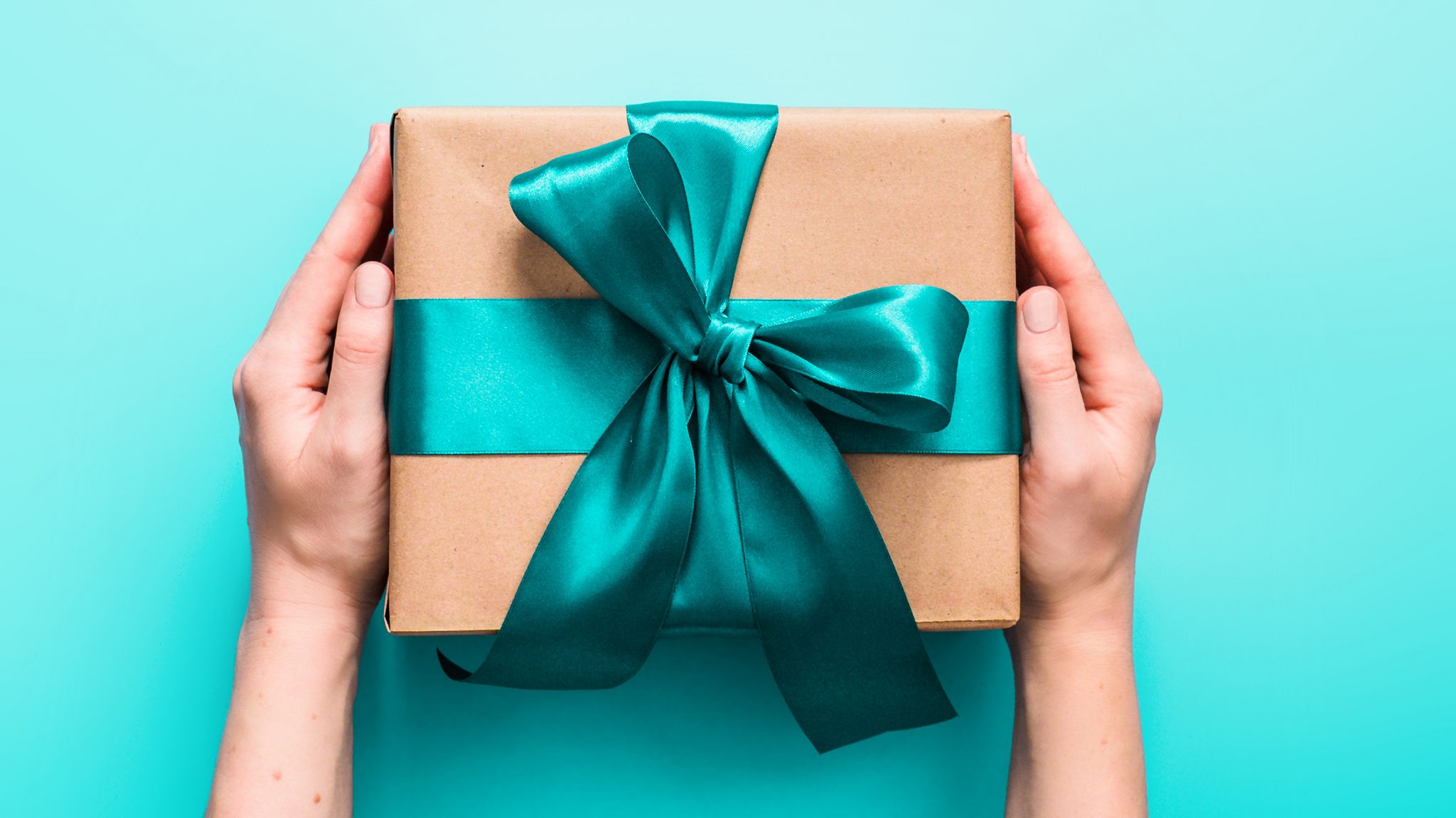 5 Cara Membungkus Kado Mudah dan Unik yang Bikin Hadiah Natal Makin