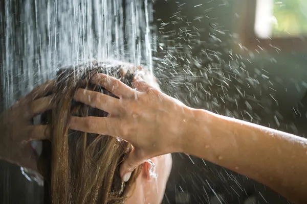Hindari Mencuci Rambut Dengan Air Hangat