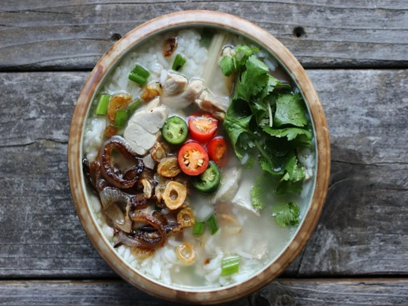 makanan khas thailand Khao Tom (Thai Rice Soup)