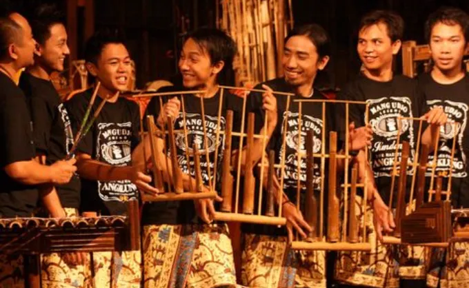 Instrumen tradisional angklung berasal dari provinsi