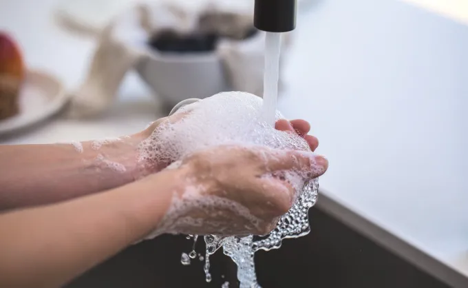 Cuci Tangan Sebelum Memakai Softlens