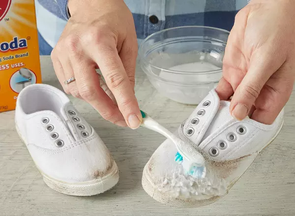 Cara Membersihkan Sepatu Putih