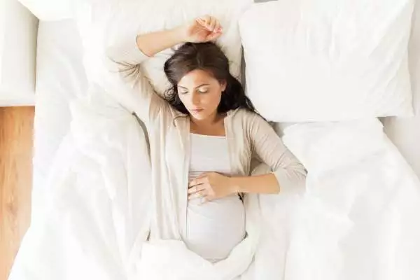 posisi untuk ibu hamil tidur telentang