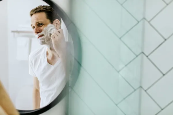 Oleskan Krim Cukur dengan Gerakan Melingkar Keatas cara mencukur kumis