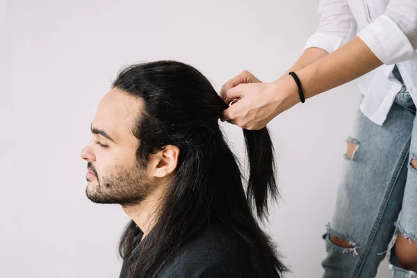 cara merawat rambut gondrong pria