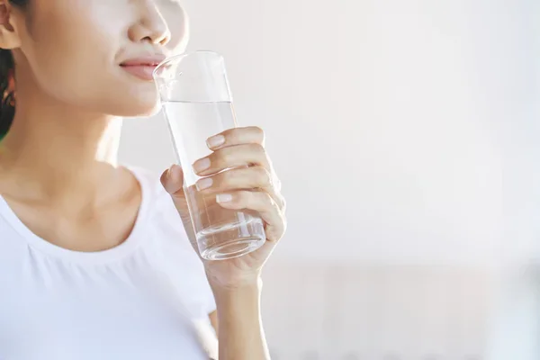 minum air yang cukup cara diet alami dan sehat
