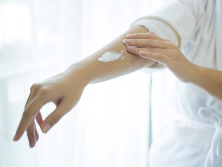 8 Body Lotion Terbaik untuk Mencerahkan dan Melembabkan Kuliy