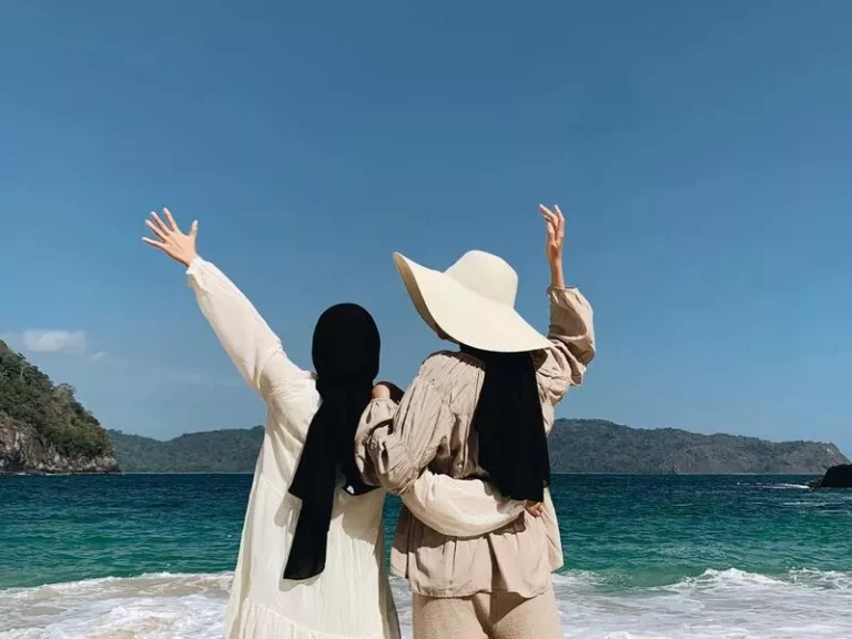 5 Inspirasi OOTD Hijab ke Pantai Biar Makin Kece dan Anti Gerah!