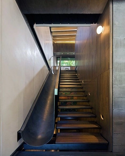 tangga dengan perosotan