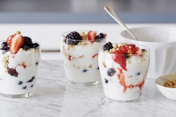 yoghurt dengan irisan buah - makanan sehat