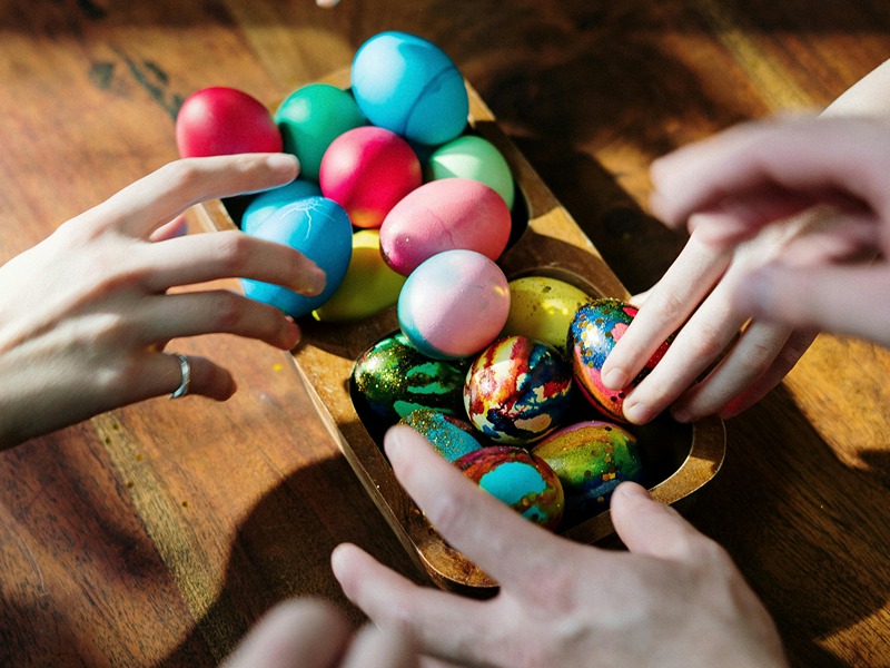 menghias telur Paskah