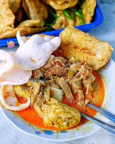 Makanan berkuah Lontong Sayur Ayam