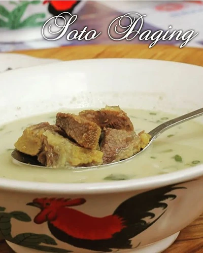 Makanan berkuah soto daging