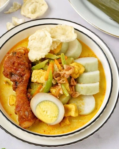 makanan berkuah lontong kari