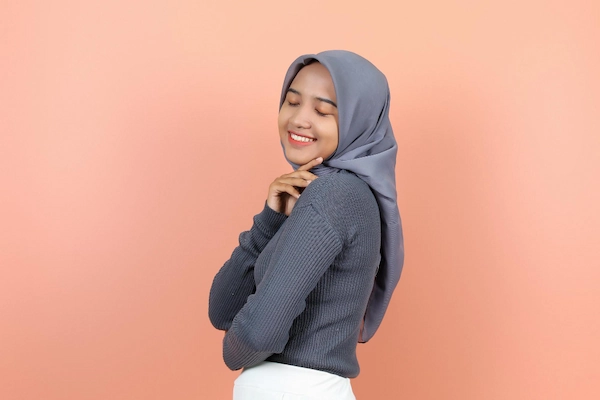 Warna hijab yang cocok untuk kulit sawo matang Abu-Abu